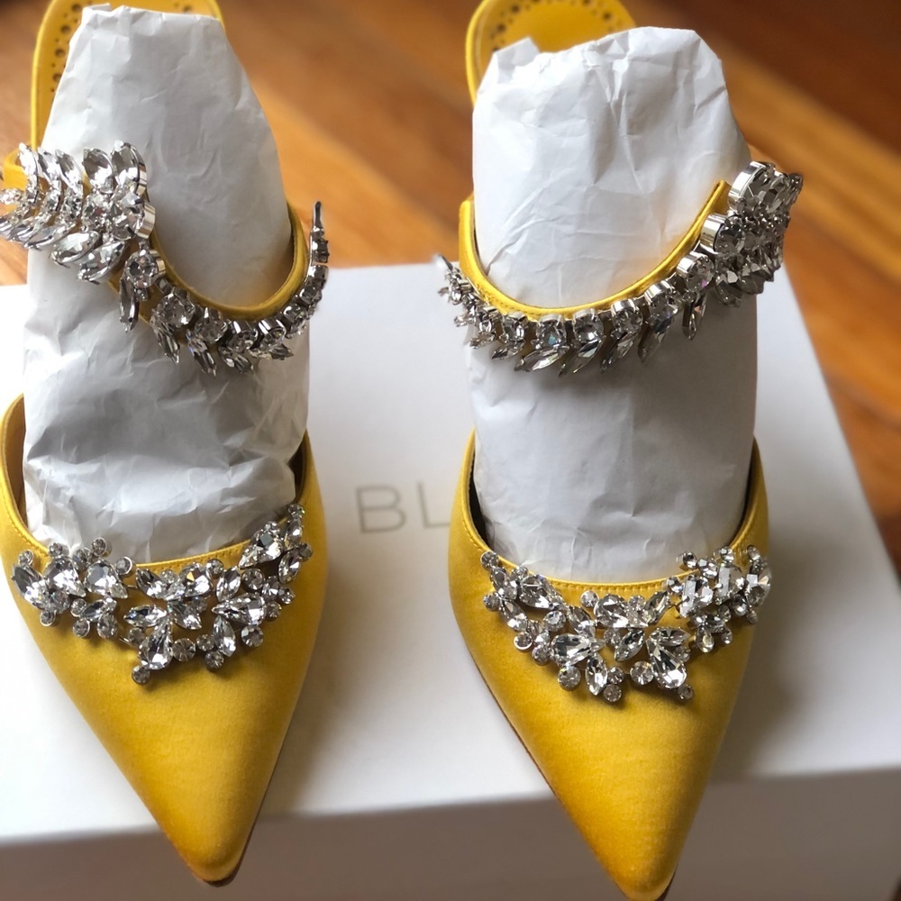 Manolo Blahnik
Lurum 90MM Embellished Satin Mules